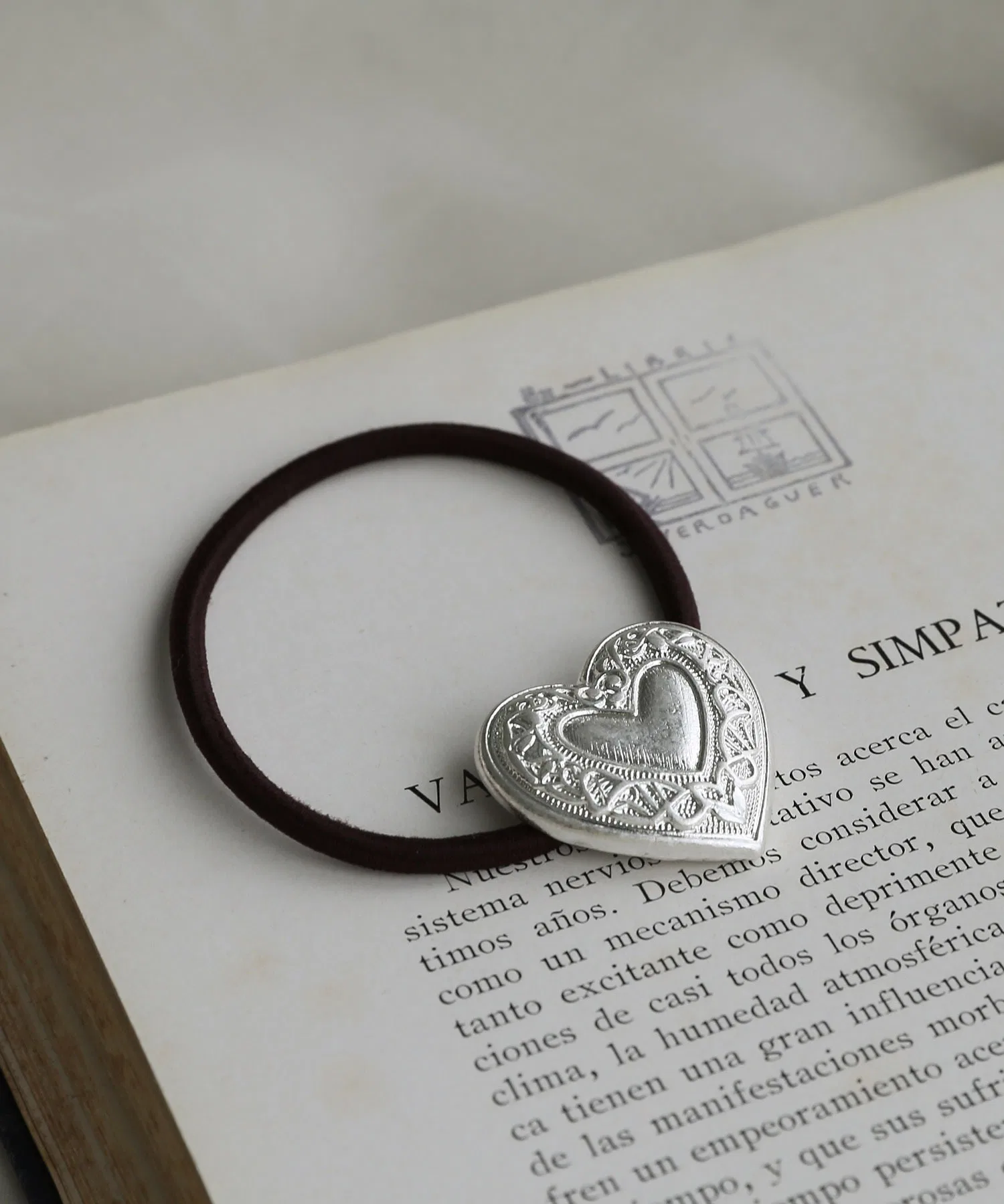 Резинка для волос с сердцем carving heart, серебристый, Colleca La