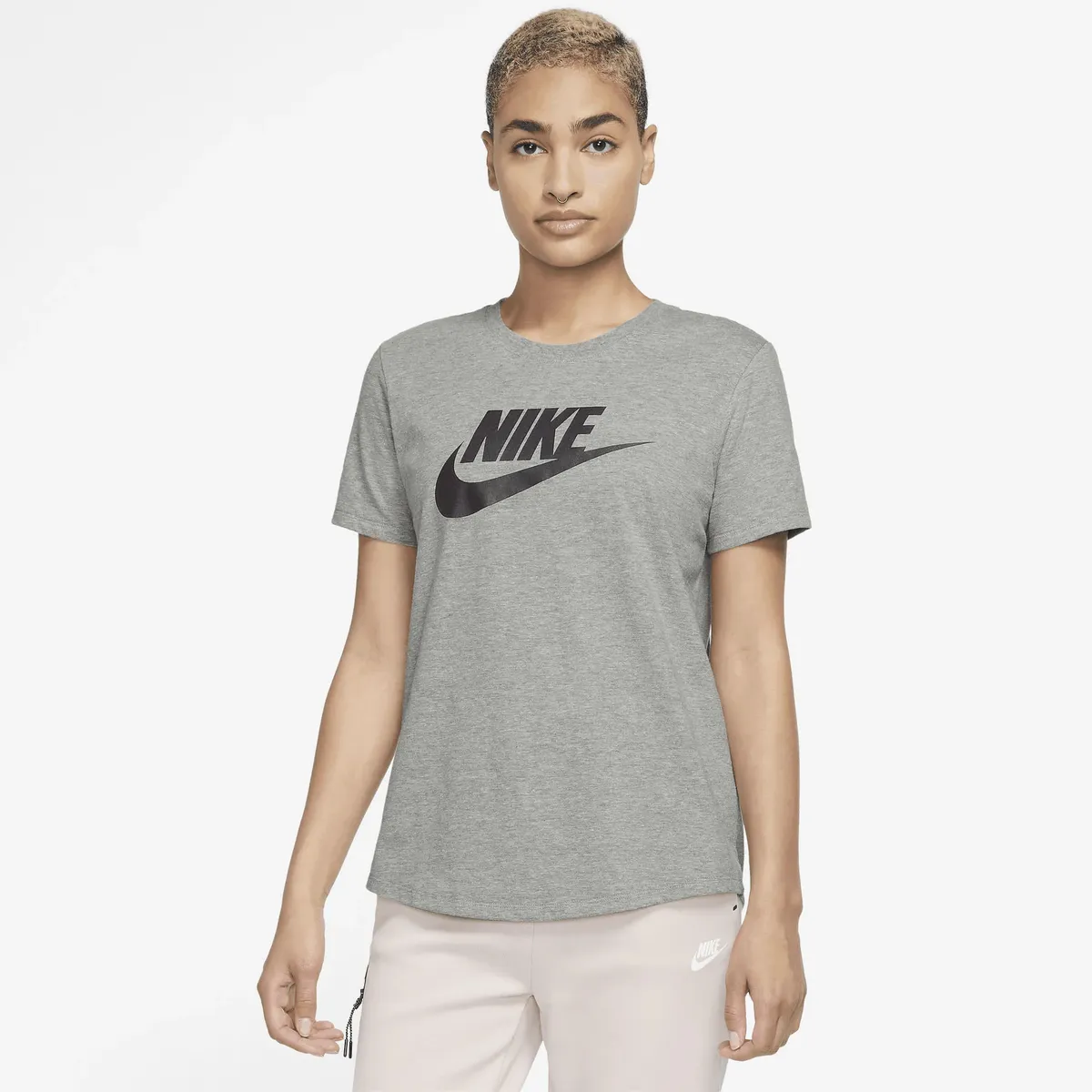 

Футболка Nike Sportswear "ЖЕНСКАЯ ФУТБОЛКА С ЛОГОТИПОМ ESSENTIALS", серый