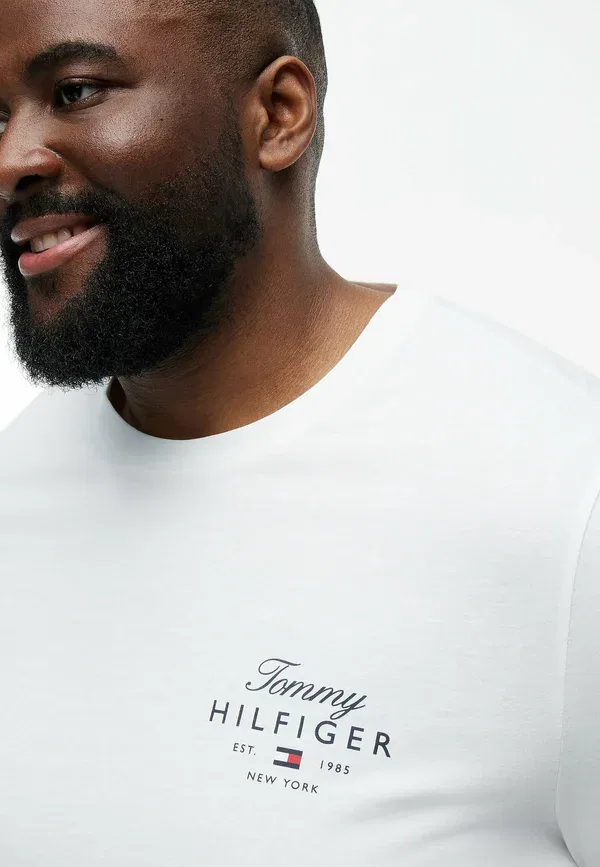 Футболка Tommy Hilfiger Bt script stack tee b brand love basic t-shirt, белый — фото 4