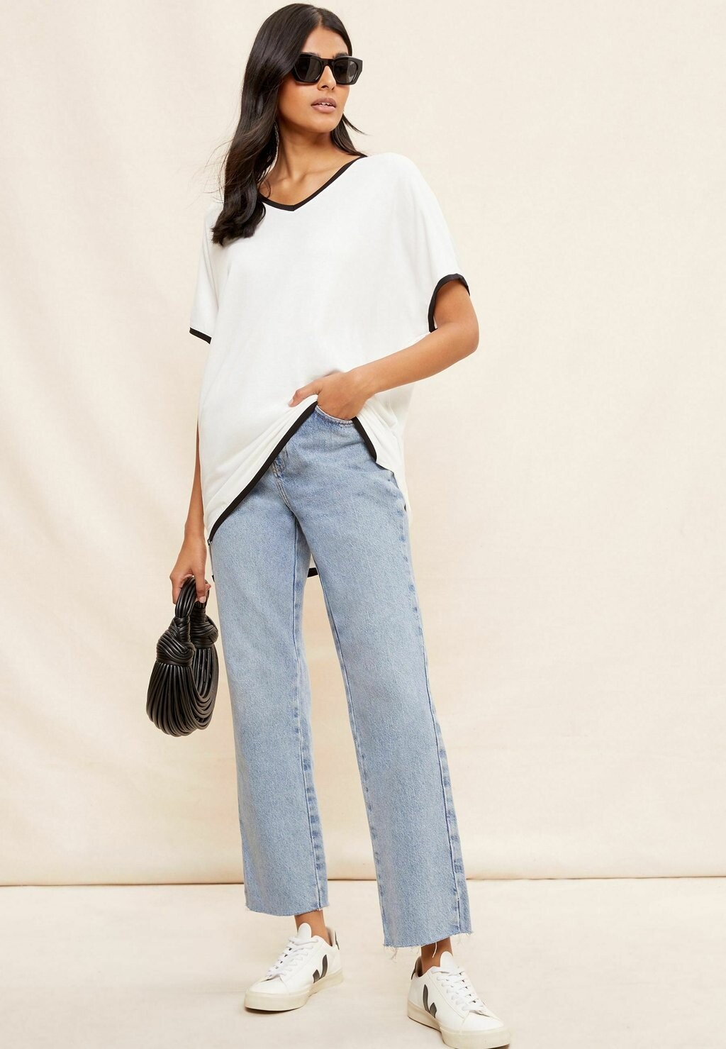

Базовая футболка SHORT SLEEVE V NECK PETITE Friends Like These, белый