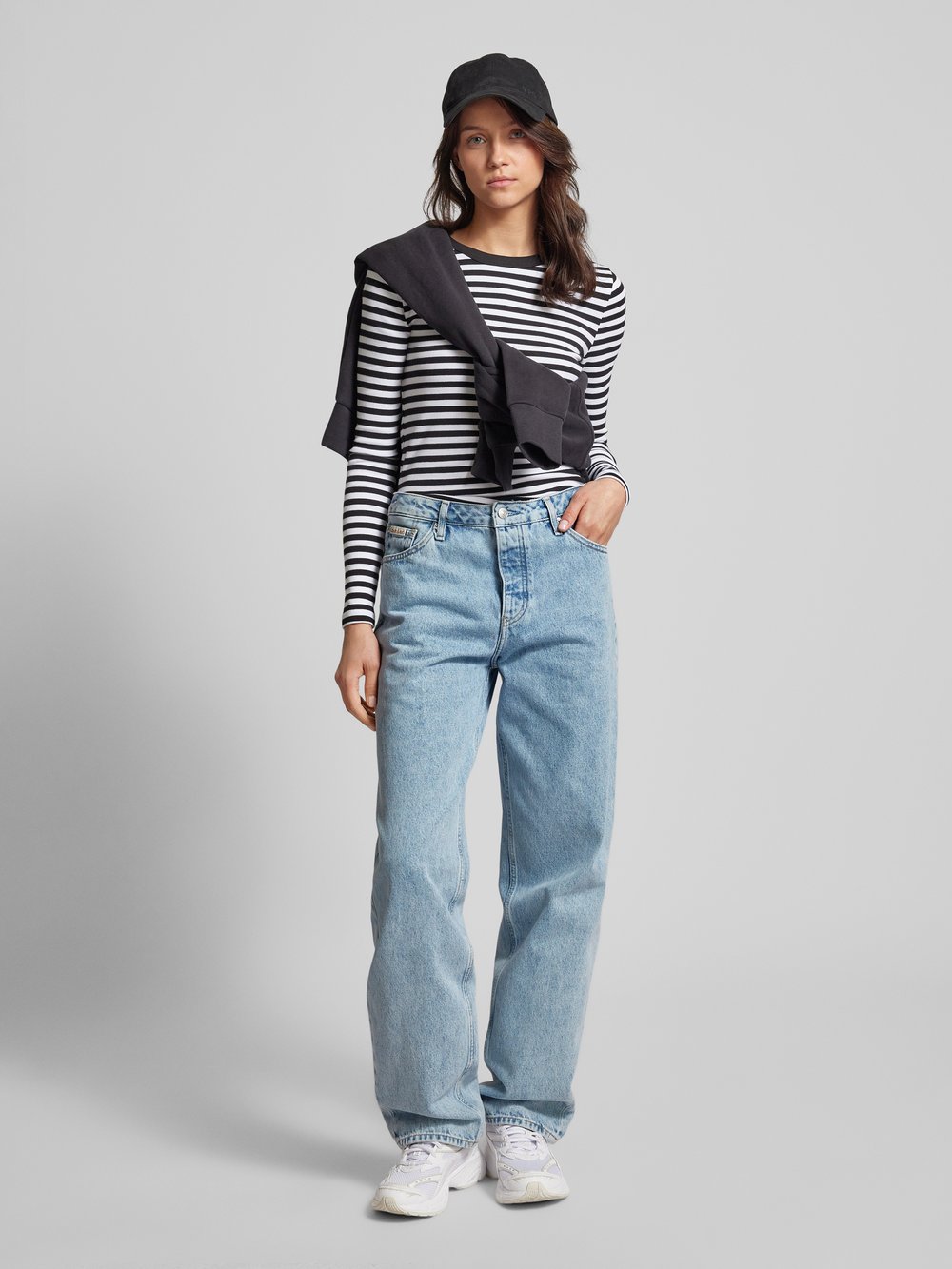 

Джинсы свободного кроя с этикеткой Calvin Klein Jeans