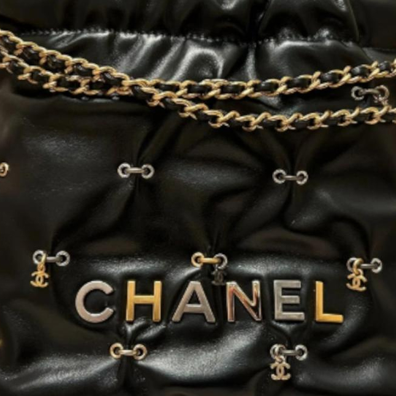 CHANEL Миниатюрная женская сумка из коровьей кожи черного цвета — фото 3