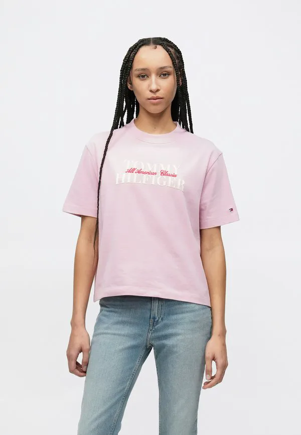 

Классическая футболка с логотипом flock, свободного кроя. Tommy Hilfiger, Bonita Pink, Розовый, Классическая футболка с логотипом flock, свободного кроя. Tommy Hilfiger, Bonita Pink