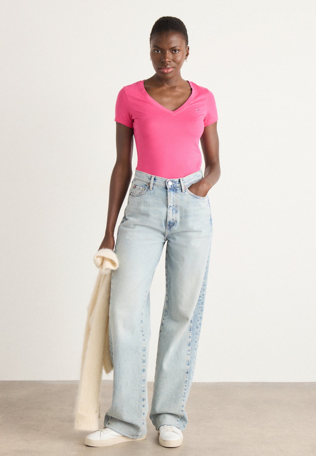 

Базовая футболка V NECK TEE 2 PACK Tommy Jeans, серебряный