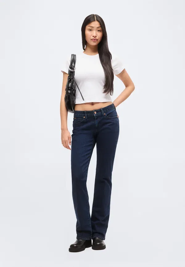 Джинсы клеш Gap, Long and Lean Bootcut, темный индиго — фото 2