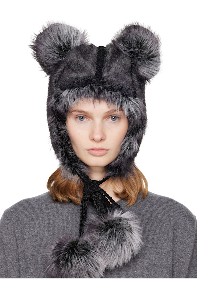 

Anna Sui Эксклюзивная черно-серая шапка-«мишка» из искусственного меха от Ssense