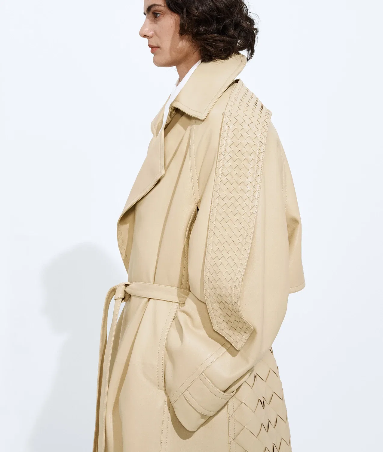 Плащ из полублестящей кожи BOTTEGA VENETA, бежевый — фото 2