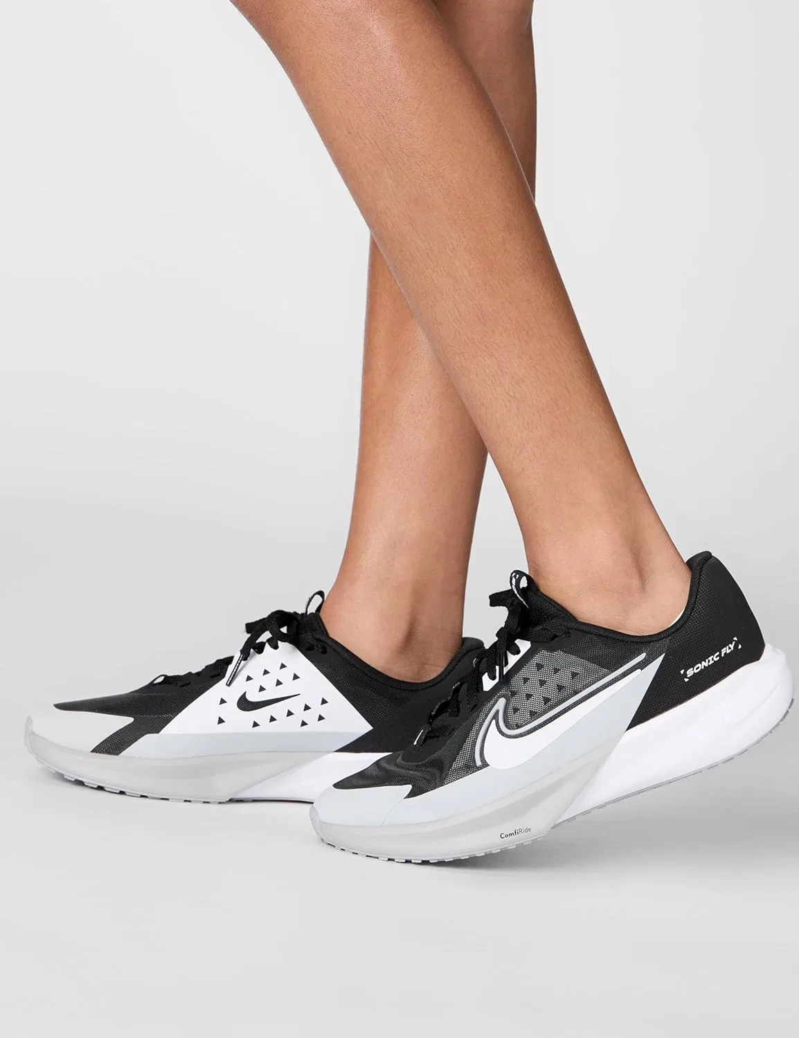 Детские беговые кроссовки Nike Sonic Fly FZ0017, Black White Wolf Grey — фото 2