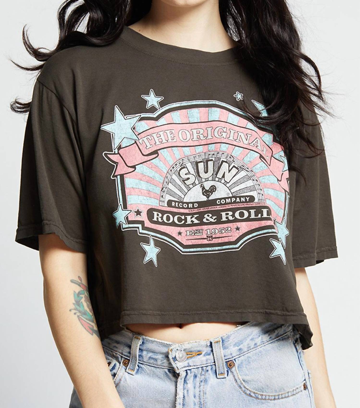 

Футболка Elvis X Sun Records Crop в винтажном черном цвете Recycled Karma