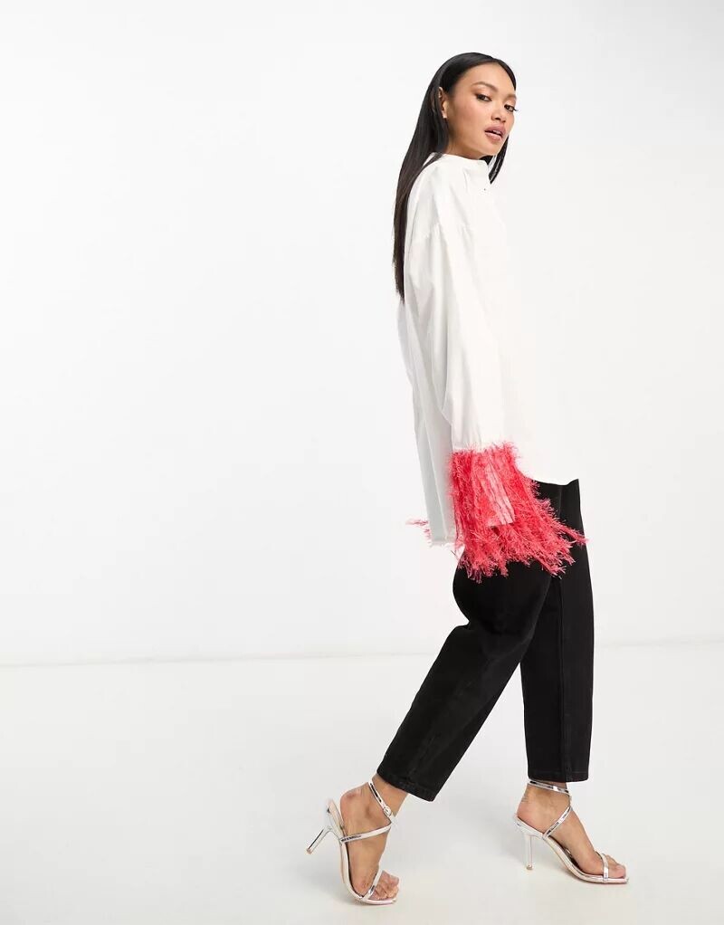 

Белая хлопковая рубашка ASOS с красными деталями из искусственного пера на манжетах
