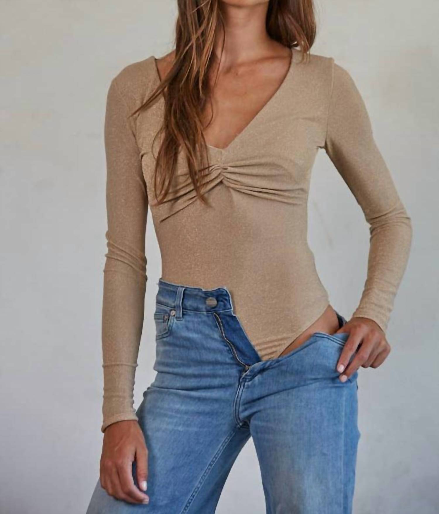 

Трикотажный боди с люрексом спереди и перекруткой цвета Camel Gold By Together