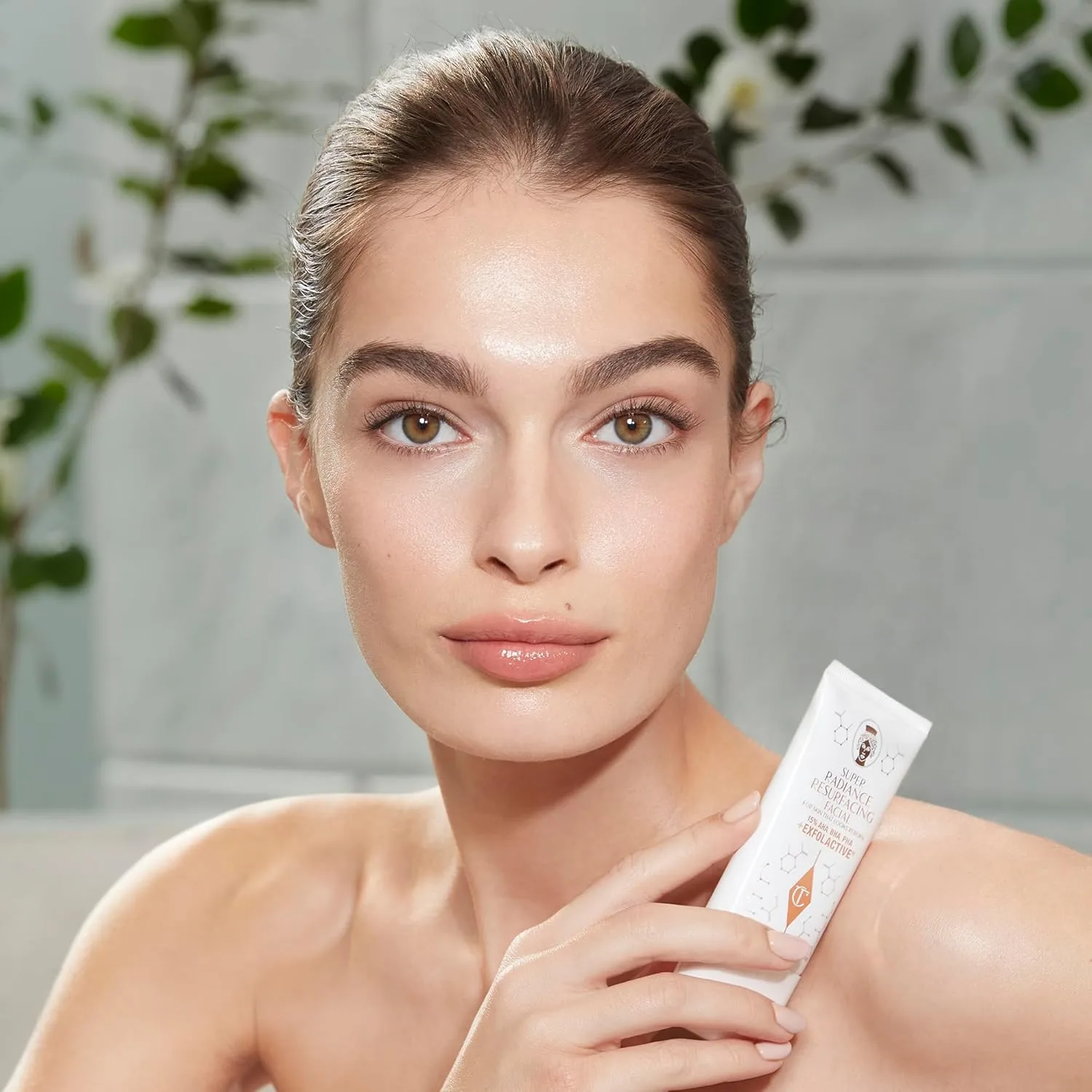Отшелушивающая маска для лица Charlotte Tilbury Super Radiance Face Exfoliator с салициловой и гликолевой кислотами - сужает поры, улучшает сияние кожи, увлажняет и придает блеск. 47,3 мл (1 шт.) — фото 2