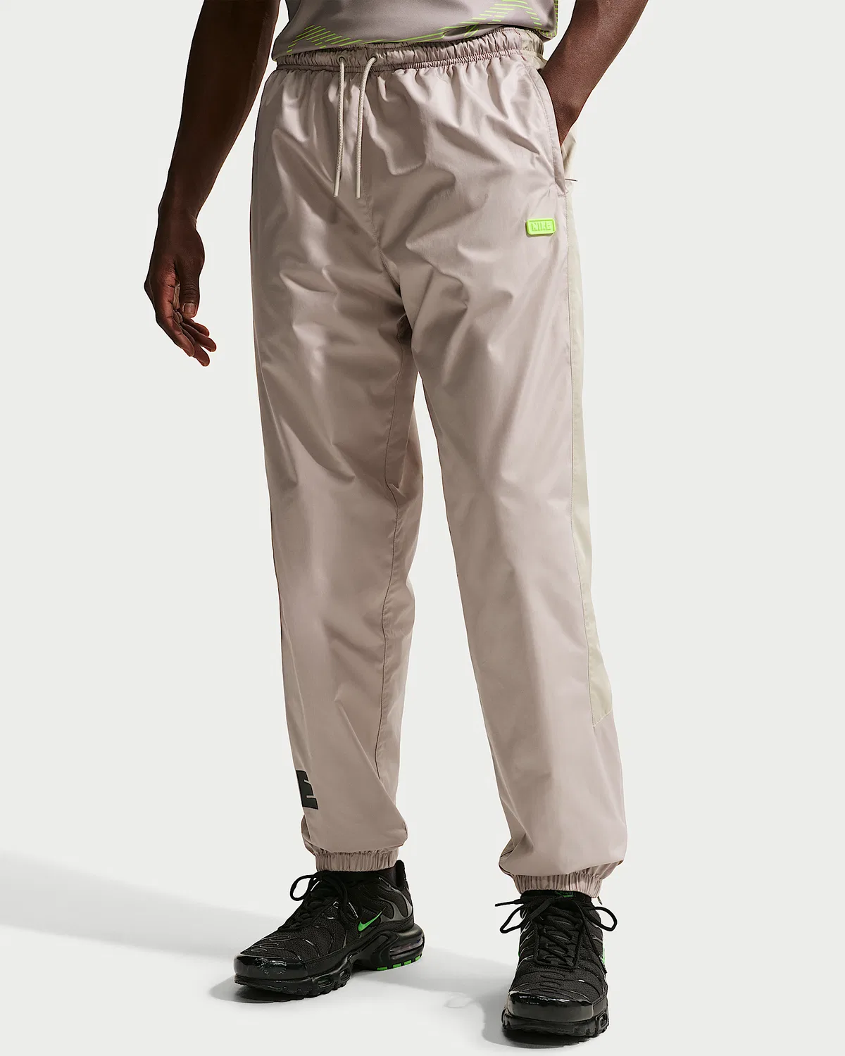 Мужские спортивные штаны Nike Windrunner с принтом, Moon Particle/Cream II/Volt — фото 2