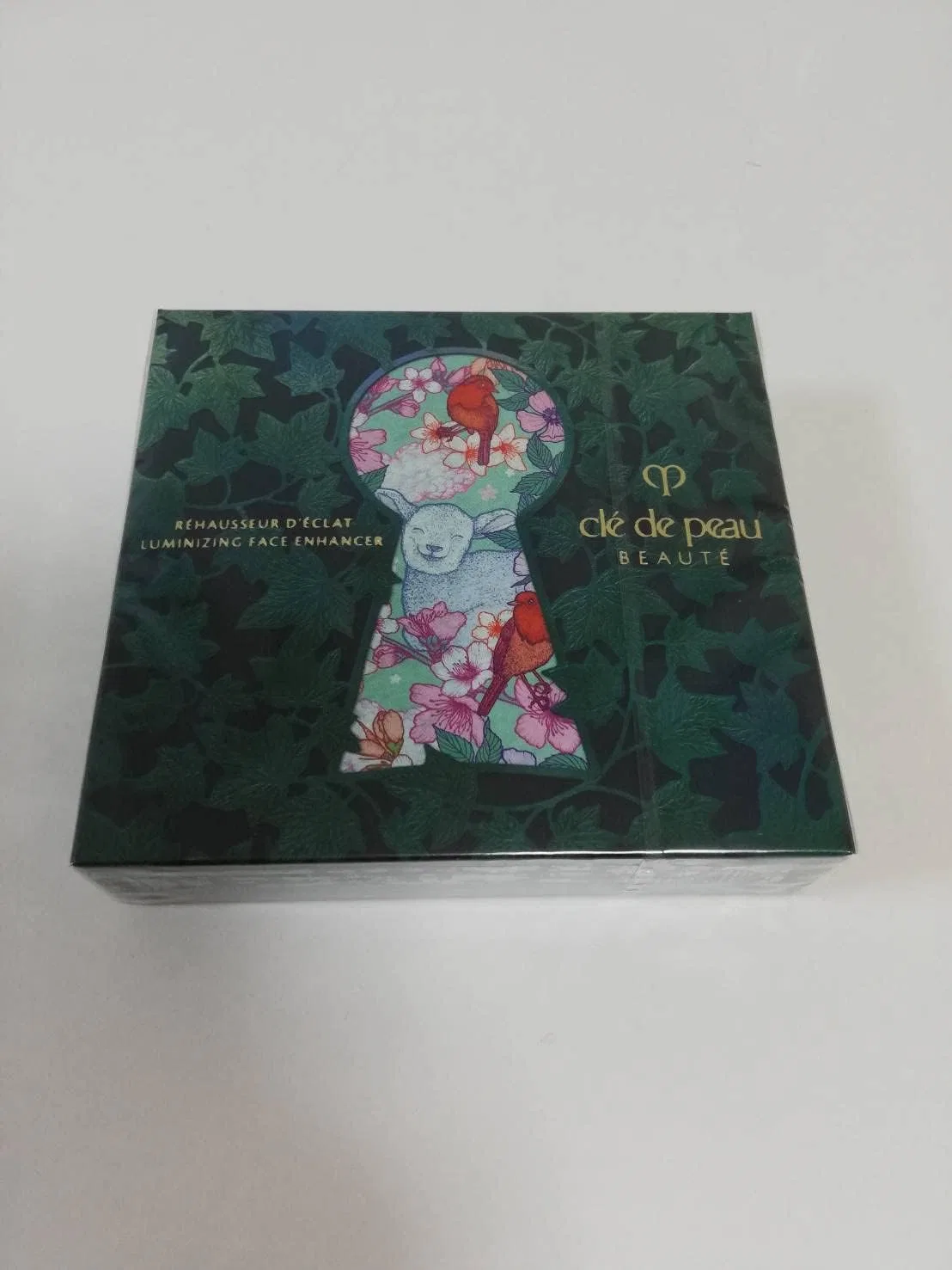 Тональная пудра Clé De Peau Beauté 103 Wonderfull Radiance