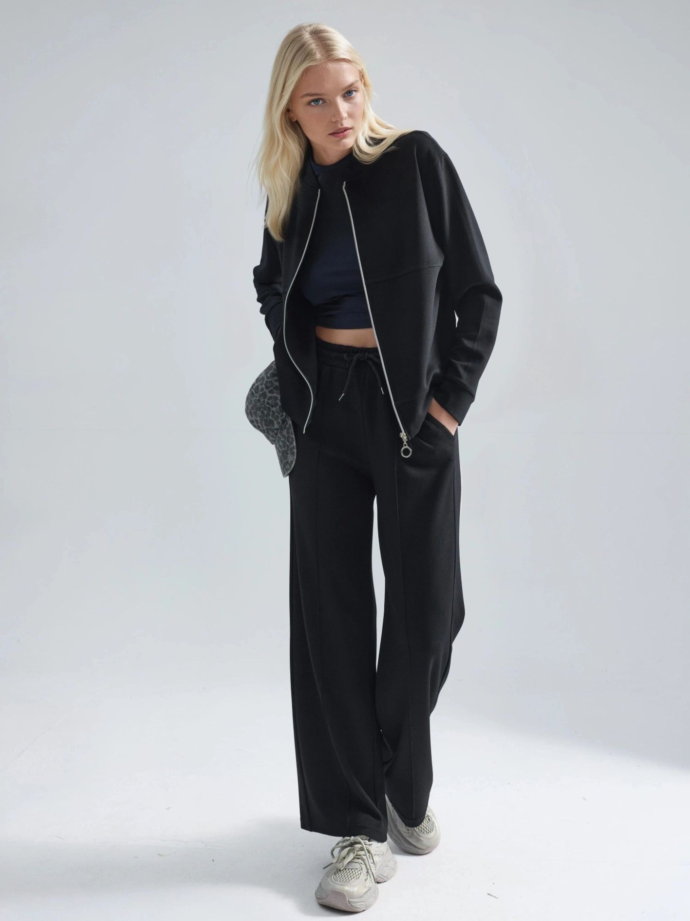 

Hiccup Спортивный костюм в черном цвете