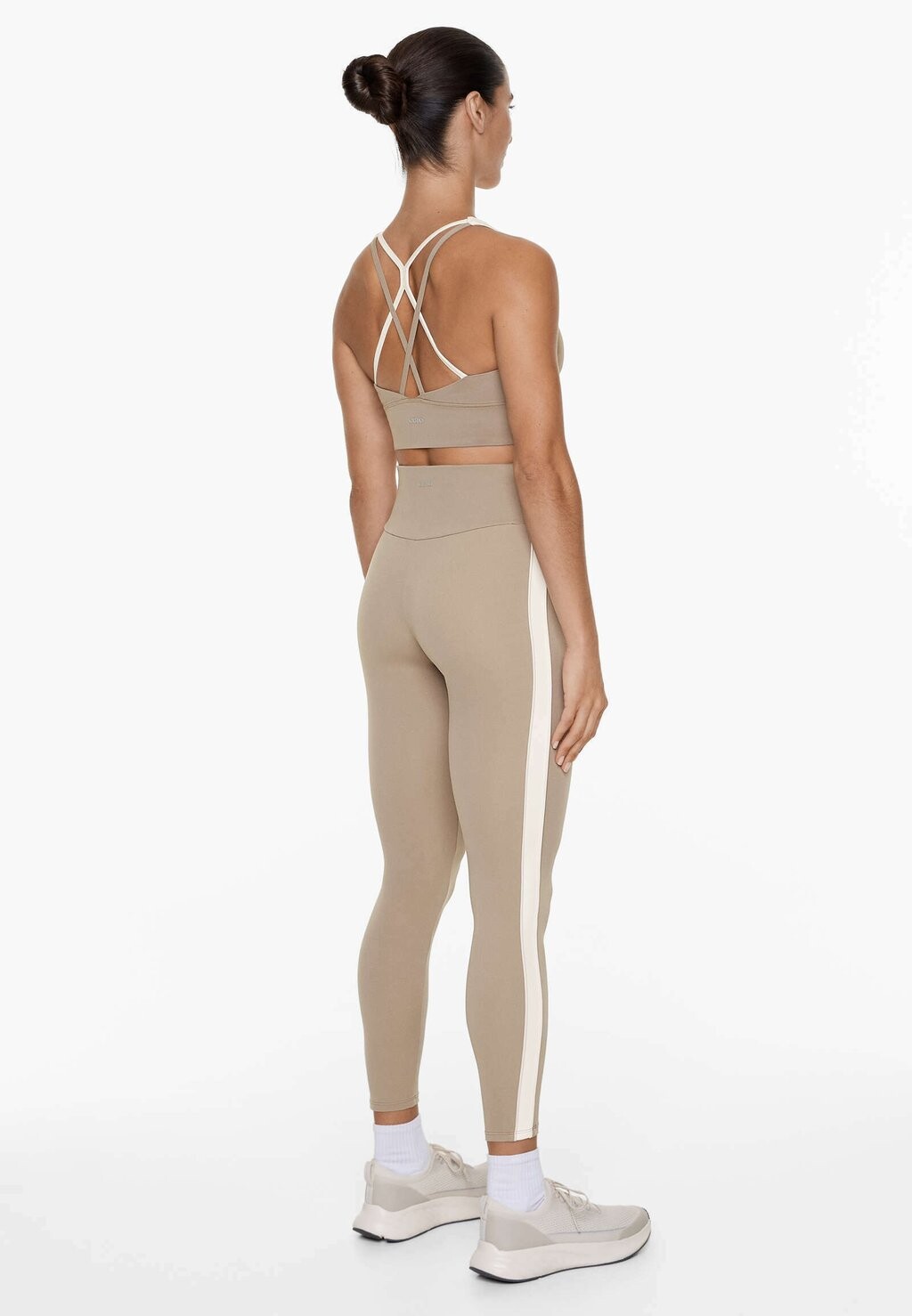 

Спортивный бюстгальтер средней поддержки MEDIUM-SUPPORT COMFORTLUX WITH CUPS OYSHO, бежевый