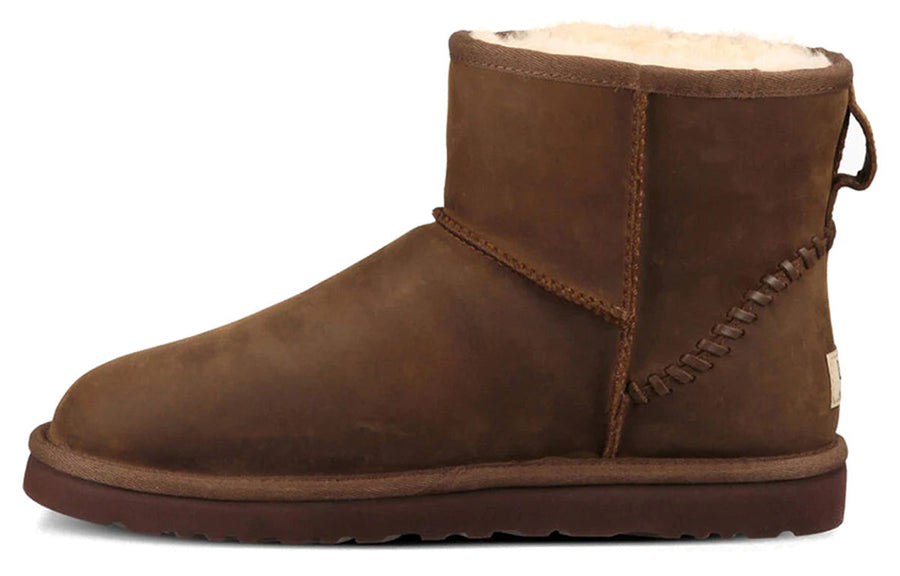 Мужские угги UGG Classic Mini замшевые с декоративной пяткой, коричневый — фото 2