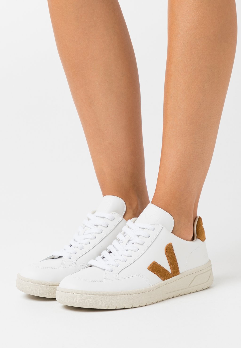 

Низкие кроссовки V-12 Veja, цвет extra white/camel