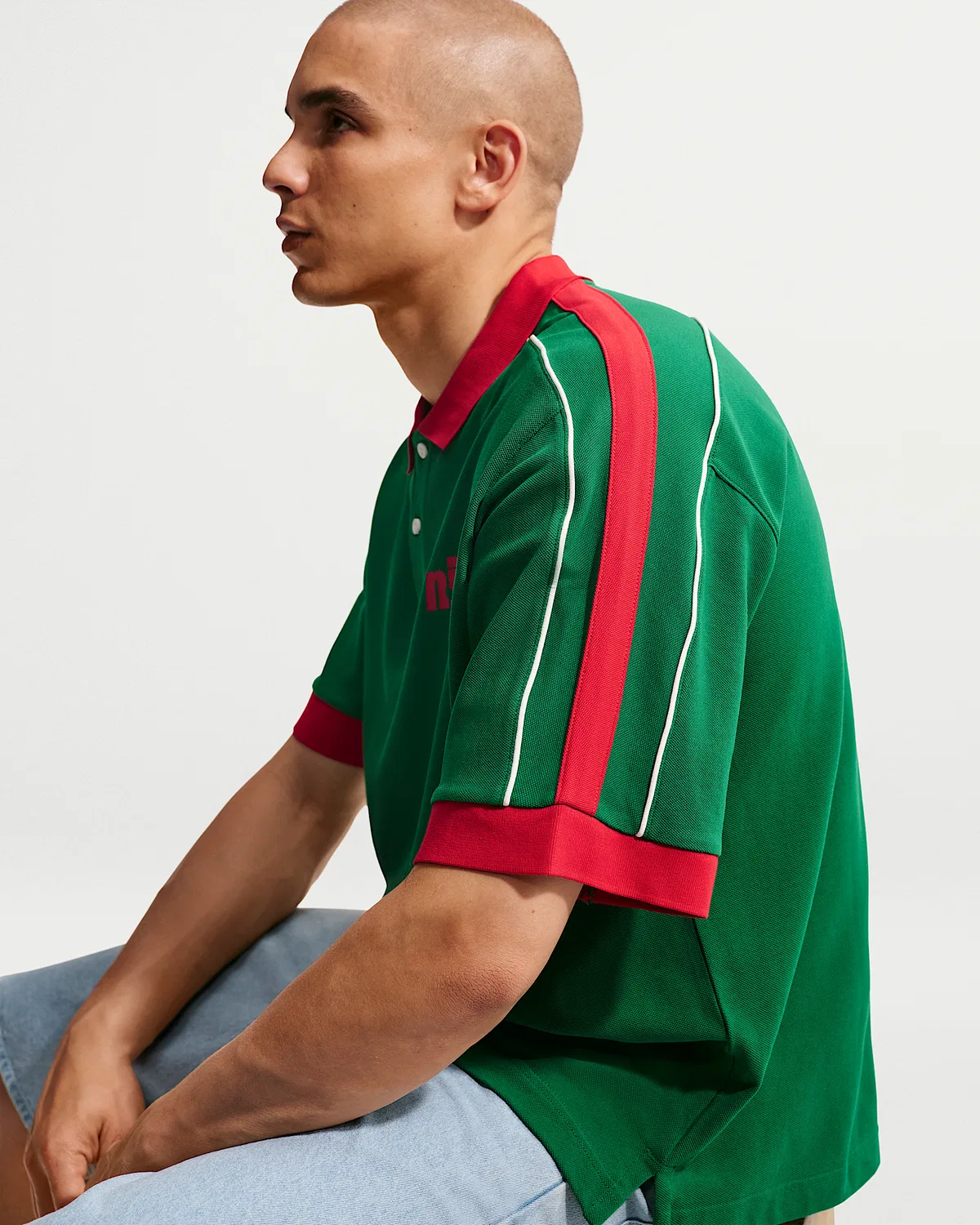 Мужское оверсайз поло с коротким рукавом Nike Sportswear Club, Pine Green/University Red/Sail/University Red — фото 3