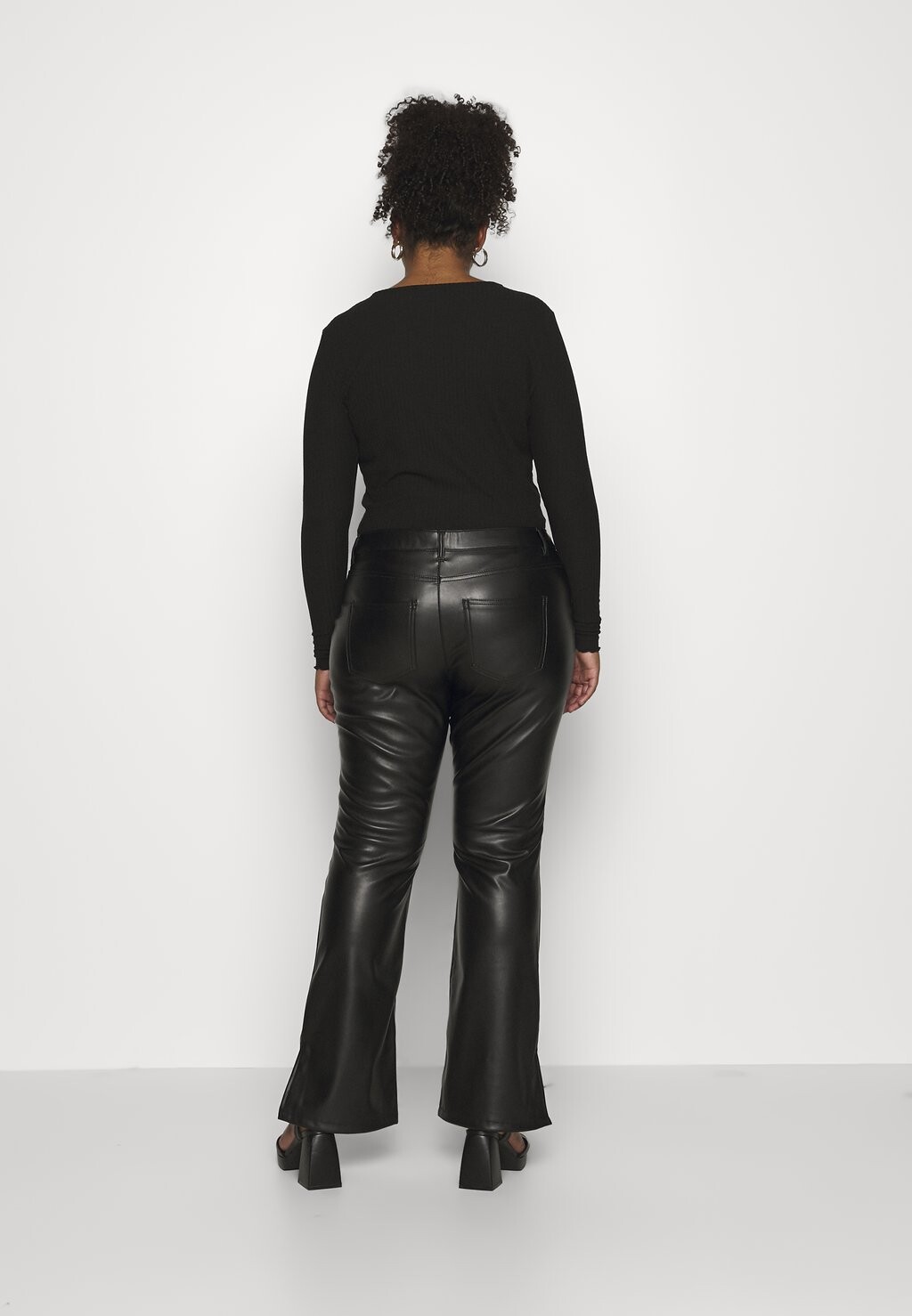 

Брюки VMSELMA FLARED PANTS Vero Moda Curve, черный