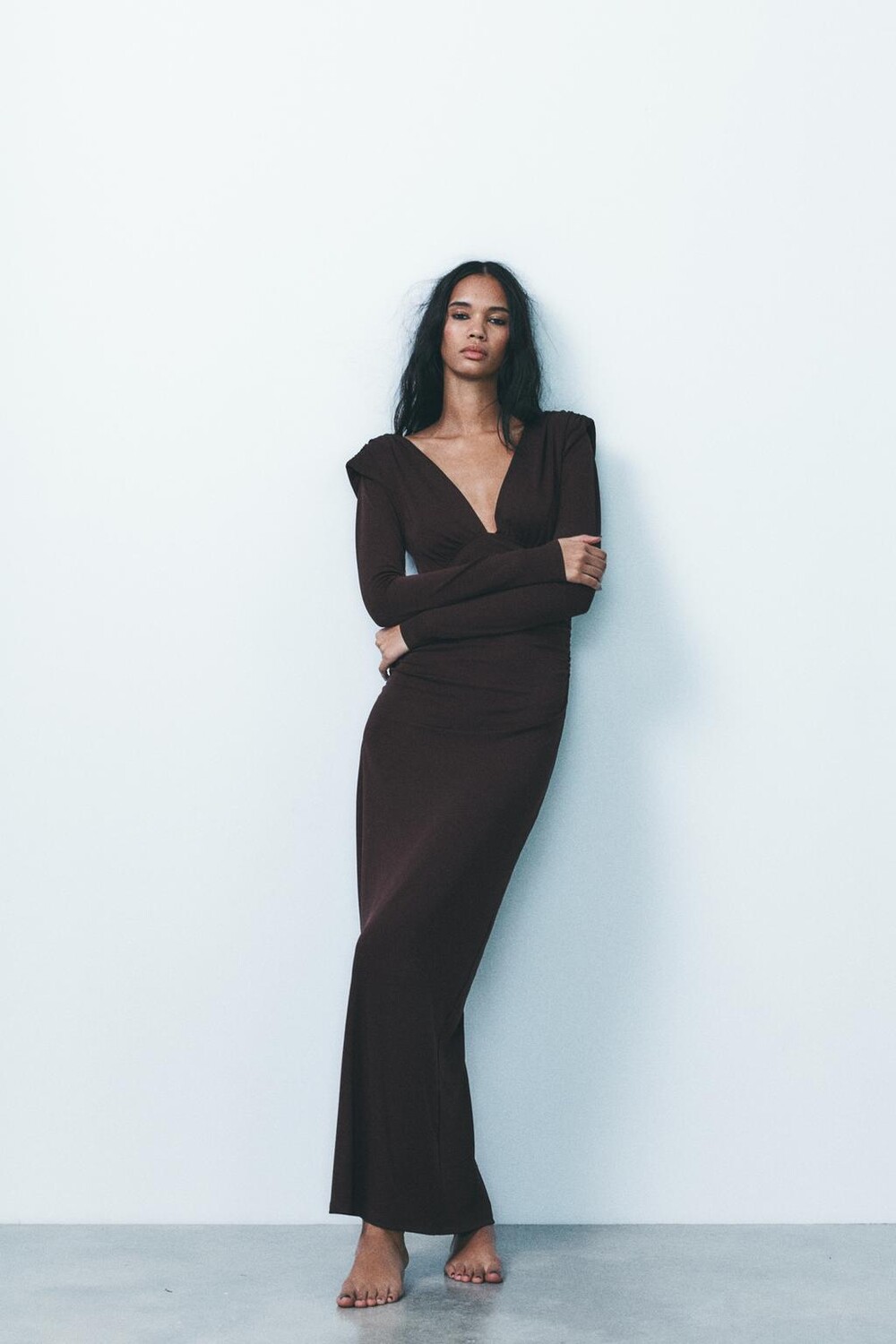 

Длинное платье с подплечниками и сборкой ZARA, шоколад