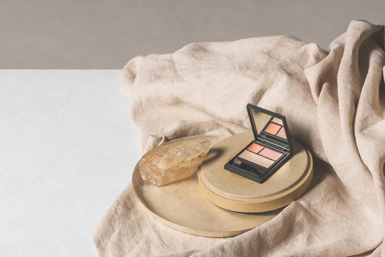 Тени для век Osaji Nuance Eye Shadow Palette Mukougishi 6 г — фото 3