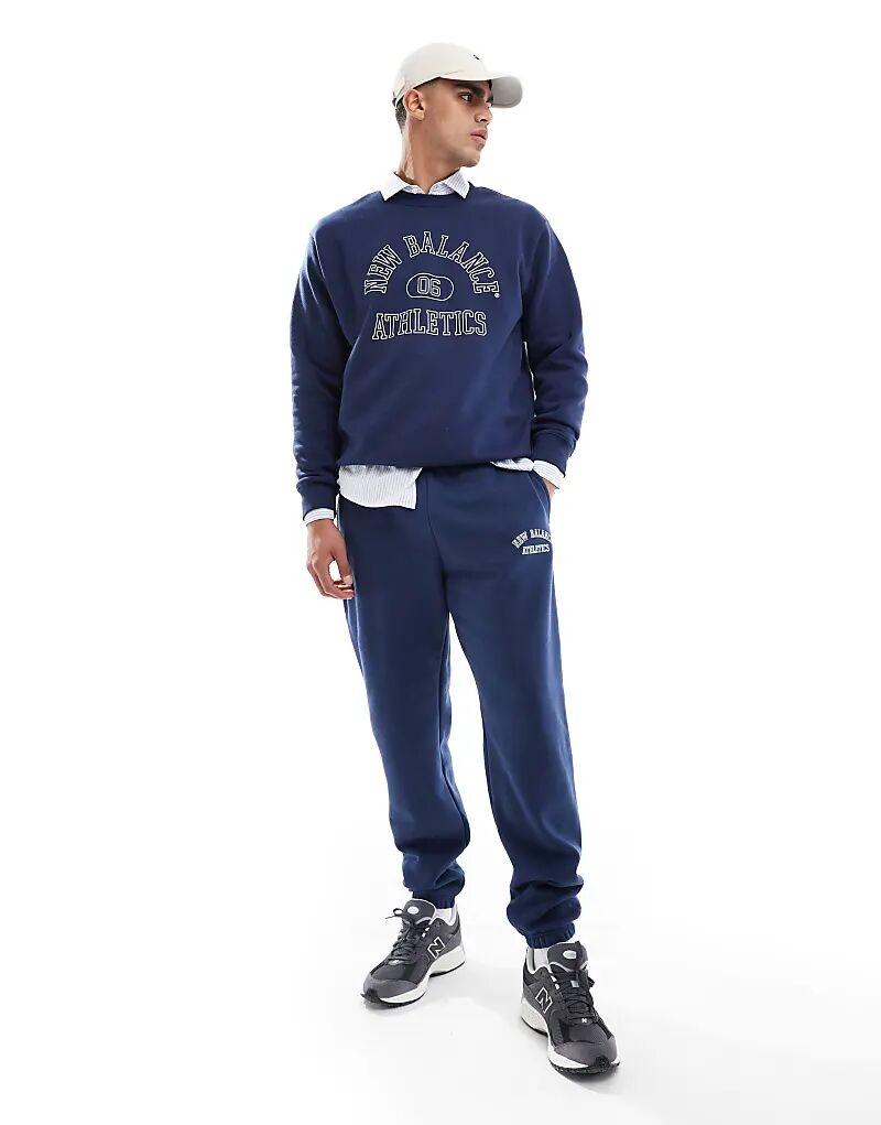

Флисовые джоггеры New Balance Sport Essentials в цвете NB Navy с принтом
