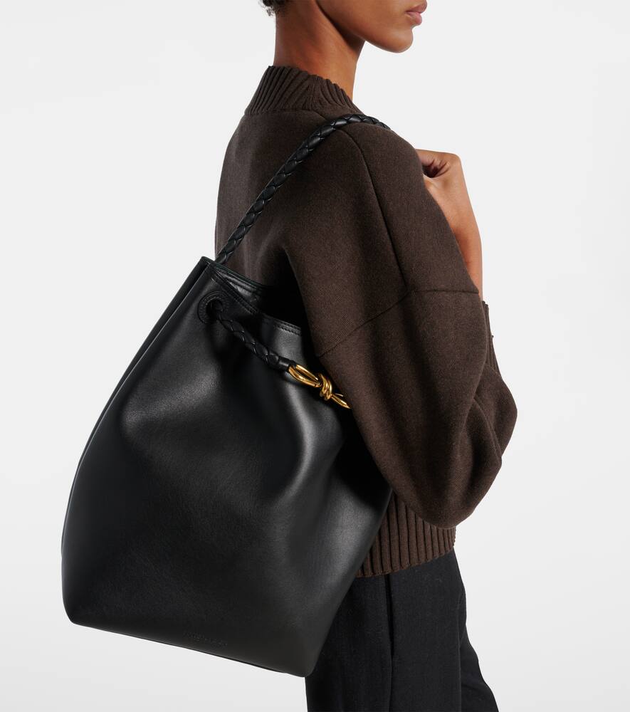 Кожаная сумка-ведерко Andiamo Small Bottega Veneta, Black-M Brass — фото 2
