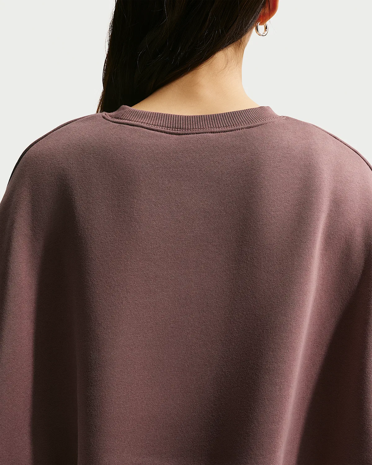 Женский оверсайз-свитшот с круглым вырезом Nike Sportswear Phoenix Fleece, Tattoo/Sail — фото 2