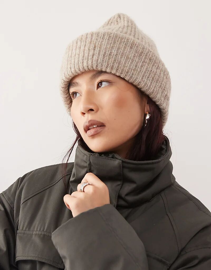 

Объемная шапка-бини из смеси шерсти Weekday дни бежевого цвета