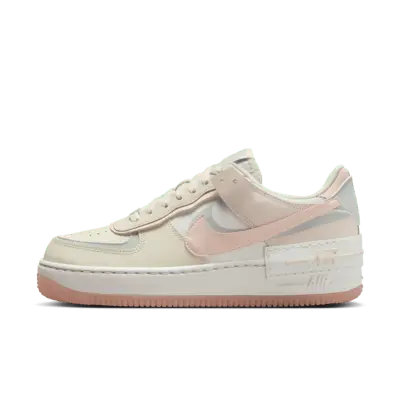 

Кроссовки Nike Air Force 1 Shadow, цвет Coconut Milk/Light Silver/Sail/Crimson Tint