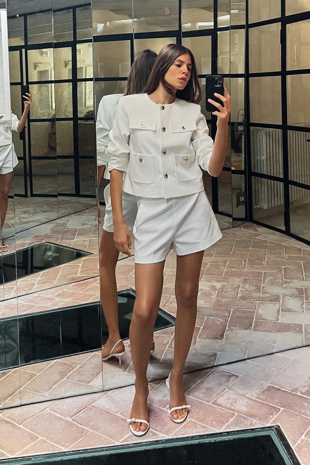 

Короткий пиджак с золотыми пуговиками ZARA, устрично-белый