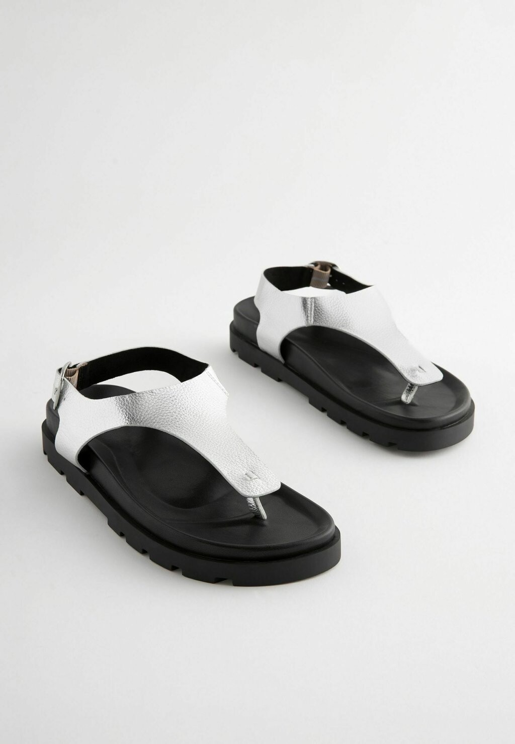 Шлепанцы TOE THONG FOOTBED Next, серебристого цвета — фото 4