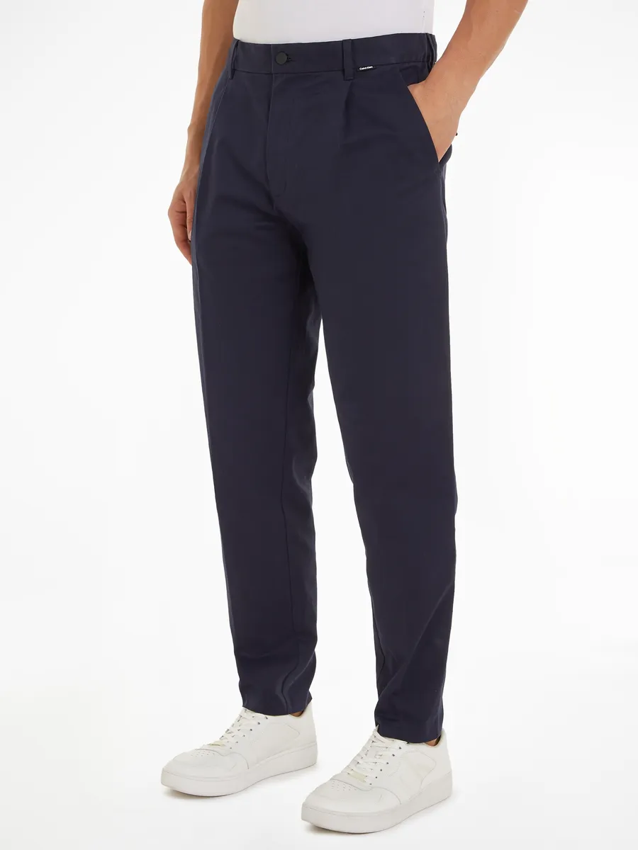 

Брюки со складками Calvin Klein "MODERN TWILL TAPERED PLEAT PANTS" с тисненым логотипом, цвет Night Sky