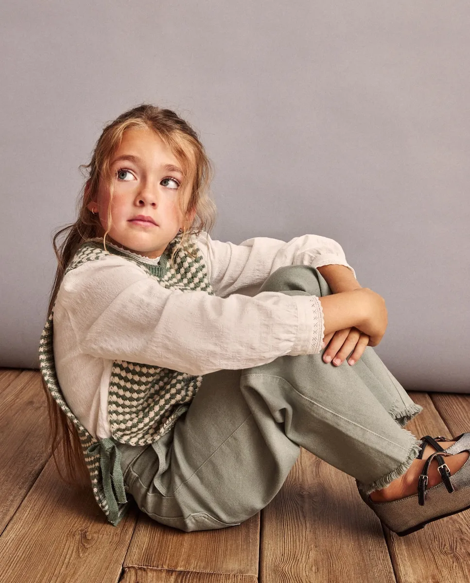 

Двухцветный трикотажный жилет для девочки с декоративным узором Coconut El Corte Inglés