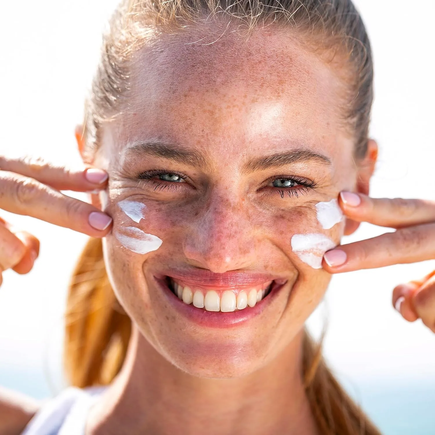 Минеральный солнцезащитный крем для лица с Non-Nano Zinc Oxide SPF 50, PROTECT ME от FRE Skincare - безопасен для рифов, водостойкий, без белого налета, увлажняющий крем для лица - некомедогенный и протестирован офтальмологами Fré, white — фото 3