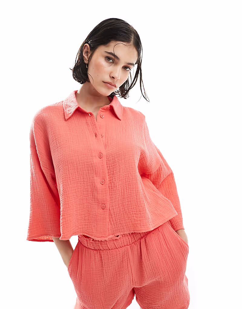 

Укороченная фактурная рубашка в кораллово-красном цвете - RED Vero Moda