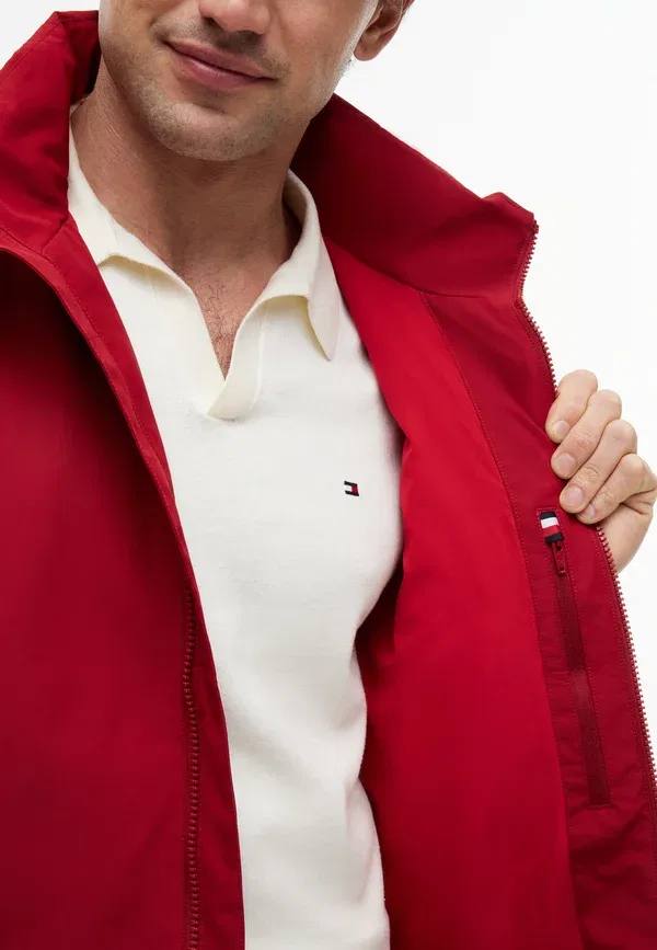 Куртка Tommy Hilfiger Crew athleisure sail pack light jacket, регата красный — фото 4