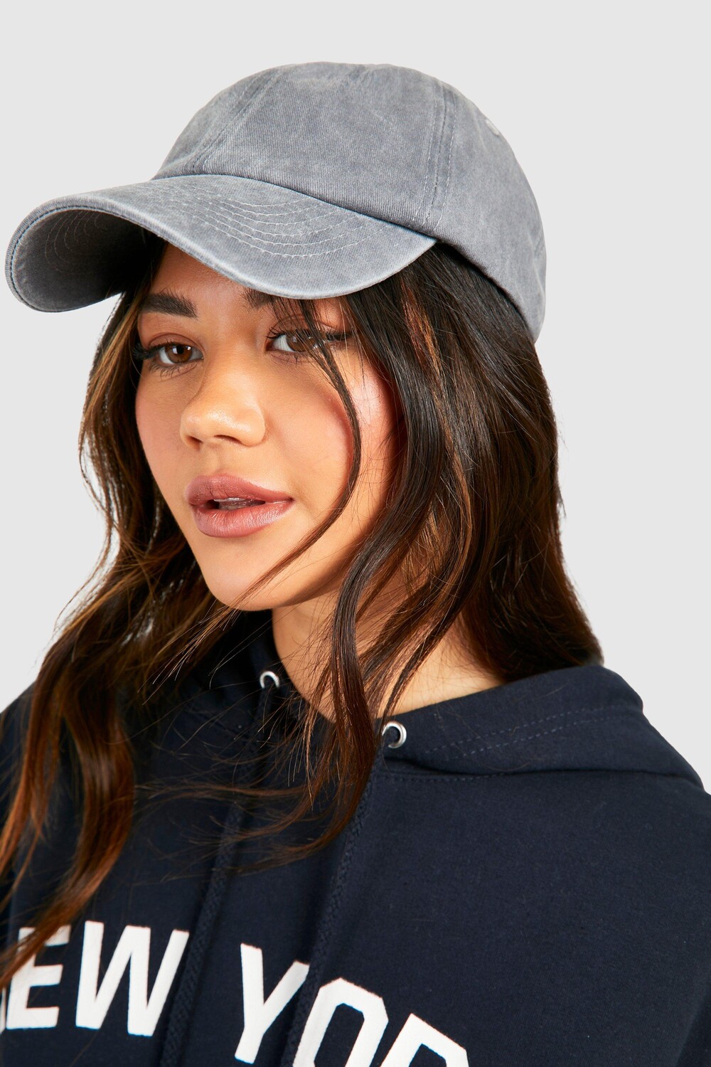 

Серая стираная бейсболка boohoo, серый