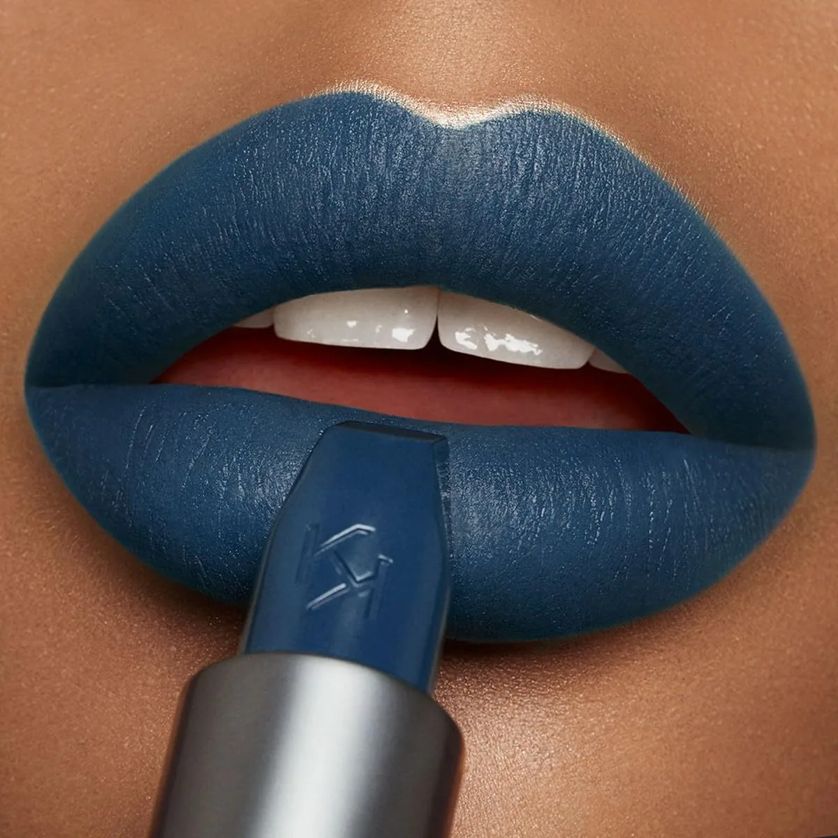 Матовая помада KIKO Milano Velvet Passion | Кремовая матовая помада, 323 Imperial Blue — фото 3