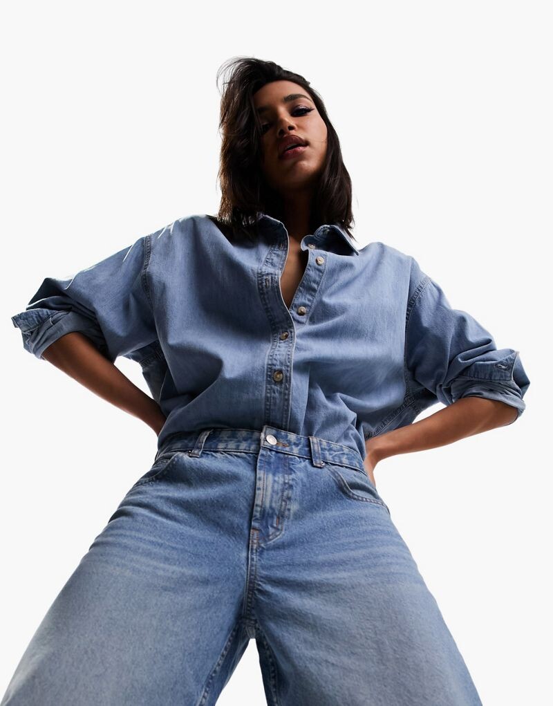 

Светлая джинсовая рубашка минималистичного дизайна ASOS DESIGN