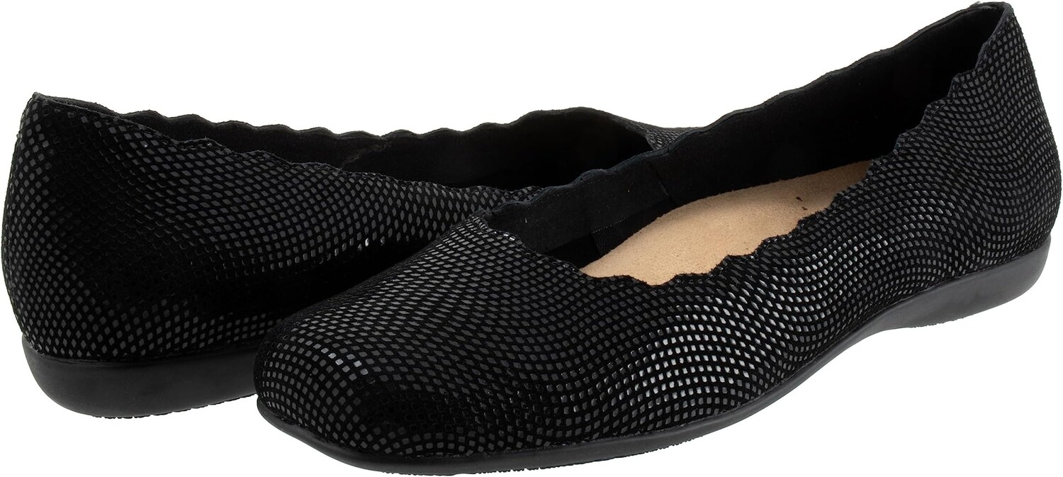 

Туфли на плоской подошве Trotters Sabine, цвет Black Mini Dot