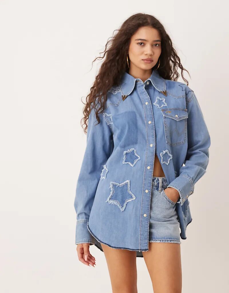 

Джинсовая рубашка Wrangler x Lainey Wilson со звездами синего цвета