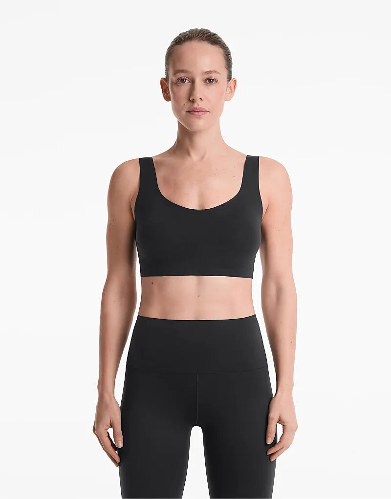 

Спортивный бюстгальтер средней поддержки Oysho Perfect-adapt с чашками черного цвета