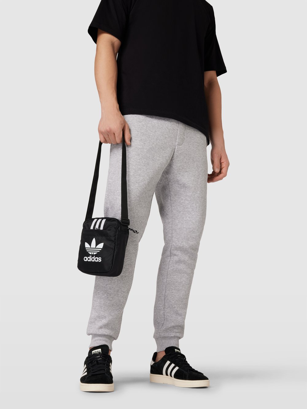 

Сумка через плечо с этикеткой adidas Originals, черный