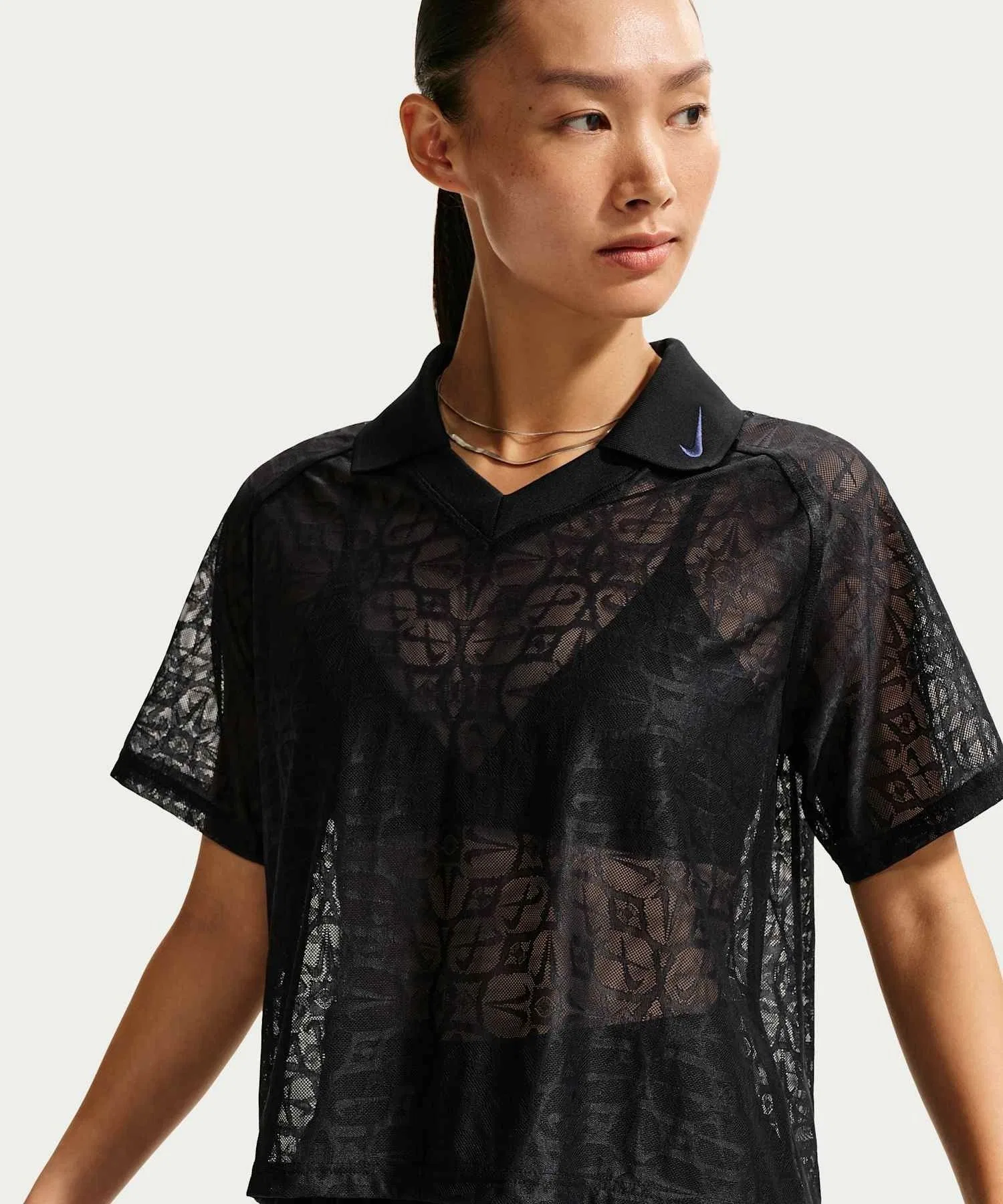 Женская свободная кружевная футболка-поло Nike Sportswear IF0521-010, черная — фото 3