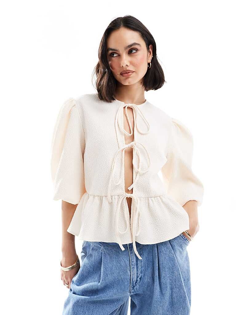 

ASOS DESIGN – Структурированный топ-рубашка цвета слоновой кости с бантами и галстуками