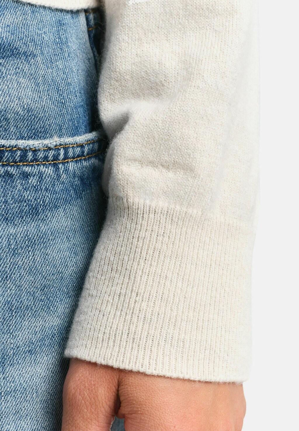 

Джемпер CONTRAST V-NECK GANT, молочный