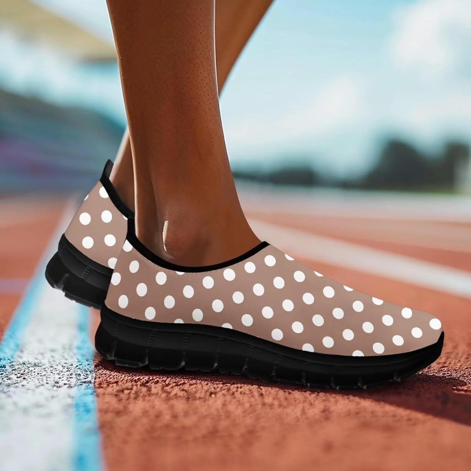 Женские кроссовки Howilath Slip on, дышащие повседневные лоферы для бега, удобная обувь без шнурков с противоскользящей подошвой, белый/коричневый — фото 2