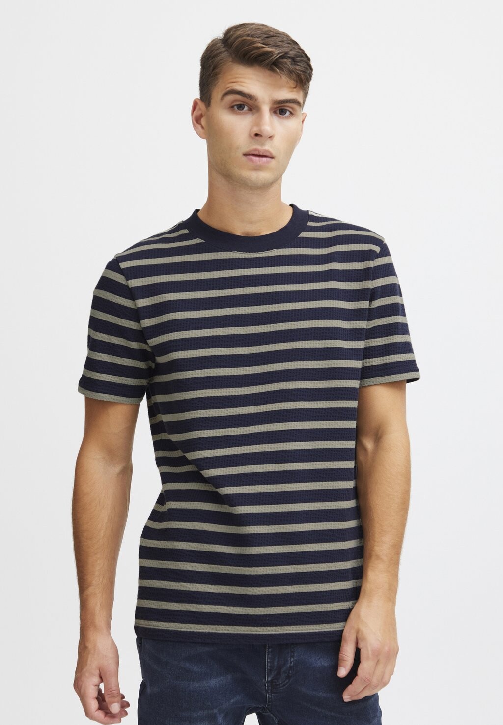 

Футболка с принтом THOR STRUCTURED STRIPED TEE Casual Friday, цвет vetiver